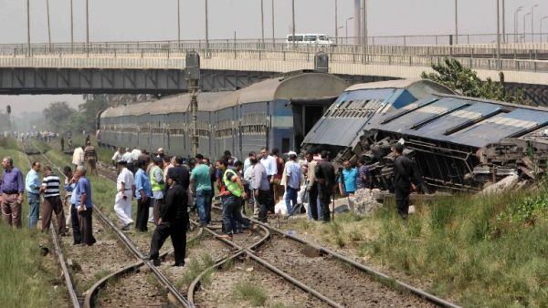 Egyptians check the wreckage of a train after it derailed near the village of Al-Ayyat in Giza on the southern outskirts of the capital Cairo, on September 7, 2016. (AFP/Stringer)