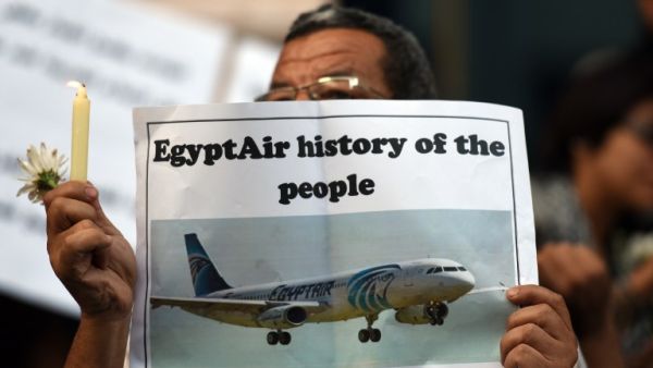 Egyptian journalists take part in a candle light vigil in memory of EgyptAir MS804 victims in front of the Journalists' Syndicate in Cairo on May 24, 2016. (AFP/Mohammed el-Shahed)