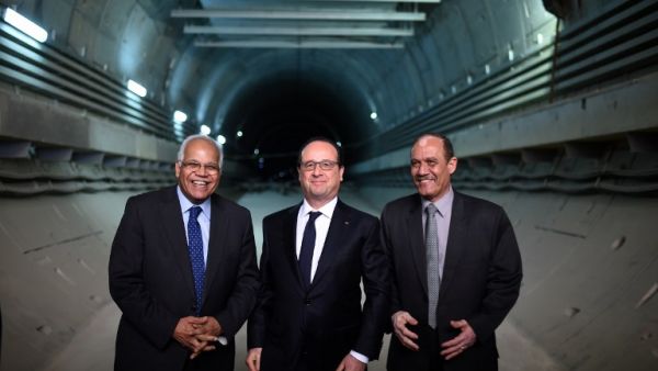 French President Francois Hollande (C), flanked by Egyptian Minister of Transports Gallal al-Said (L) and Head of the National Authority of Tunnels (NAT), Ismael al-Nagdi, visits the third line of Cairo's metro which is under construction, on April 18, 2016. (AFP/Stefane de Sakutin)