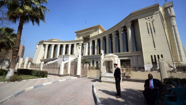 Egyptian security forces stand guard outside the constitutional court in the capital Cairo (AFP/ Mohamed El-Shahed) 