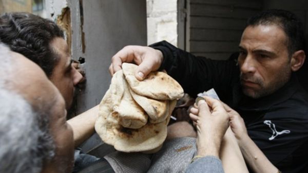 Egyptians gather to buy bread in central Cairo on 31 January 2011. (AFP)