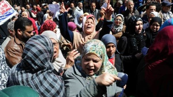 Dozens of Egyptians take part in demonstration in front of a government office in downtown Alexandria on March 7, 2017, against the decision of the supply ministry to limit the distribution of subsidised bread to holders of new digital cards. [AFP]