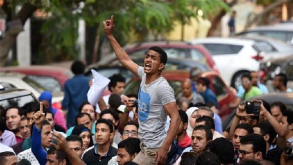 Egyptians protest the government’s handover of two Red Sea islands to Saudi Arabia, April 25, 2016. (AFP)