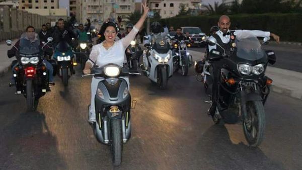 Hoda and Ahmed made their dreams come true by cruising around Cairo on scooters in their wedding attire before their big celebration. (Youm7)