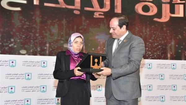 President Sisi meeting with Mona al-Sayed, also known as the "Woman with the Cart." (al-Masry al-Youm)