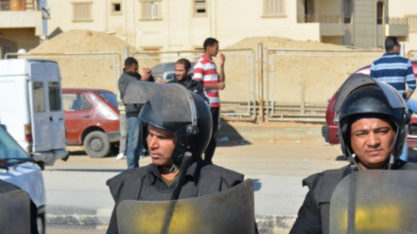 Egyptian police at a checkpoint. (Twitter)