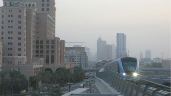 العواصف تخلف قتلى وتشل حركة المطارات والقطارات في أوروبا
