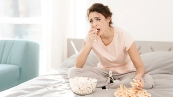 الأكل العاطفي هو الإفراط في تناول الطعام لتخفيف المشاعر السلبية
