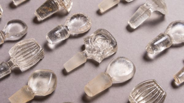 يمكنك سيدتي أن تستخدمي زجاجات العطور الفارغة كمزهريّة للورود