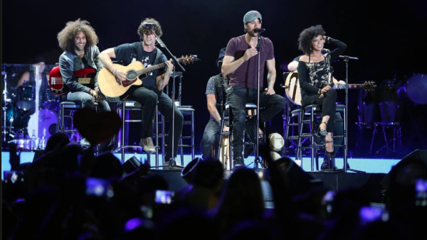 Enrique Iglesias broke hearts as fans screamed and danced under the moonlight. (Facebook)
