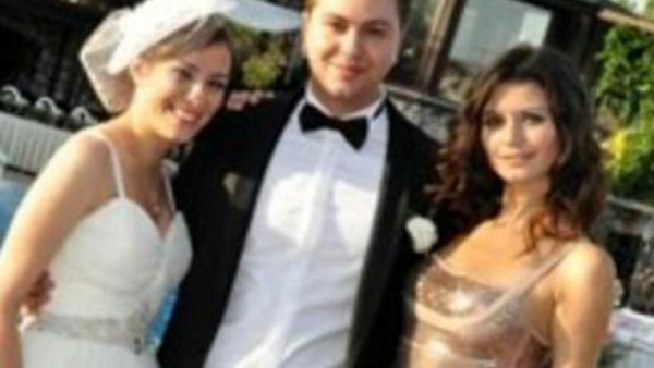 الممثلة التركية بيرين سات في زفاف صديقتها
