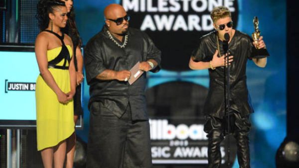 Justin Bieber calmly accepts his award despite the loud jeers during the 2013 Billboard Music Awards at the MGM Grand Garden Arena (Photo by Ethan Miller/Getty Images)