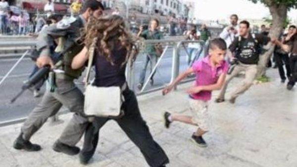 Sahar defending the boy from the Israeli soldier