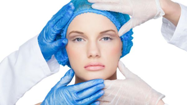 6 وسائل جراحية لتظهري أصغر عمراً وأكثر شباباً