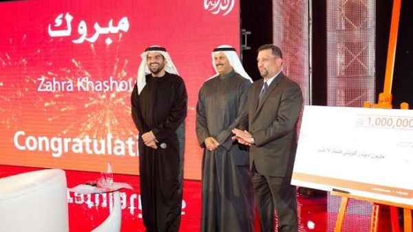 الفنان "حسين الجسمي" يساهم بتغيير حياة معلمة كويتية