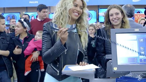 بيونسيه تغدق المال على معجبيها بمناسبة الأعياد