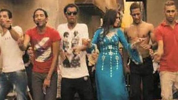 الراقصة دينا في مشهد من فيلم "عبده موته"