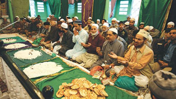 الدعاء عند بداية الطعام وبعد الفراغ منه