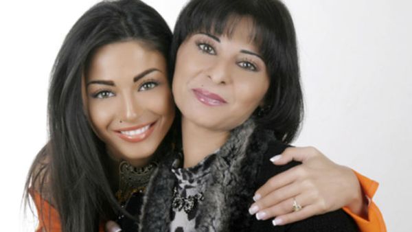 الفنانة دوللي شاهين مع والدتها