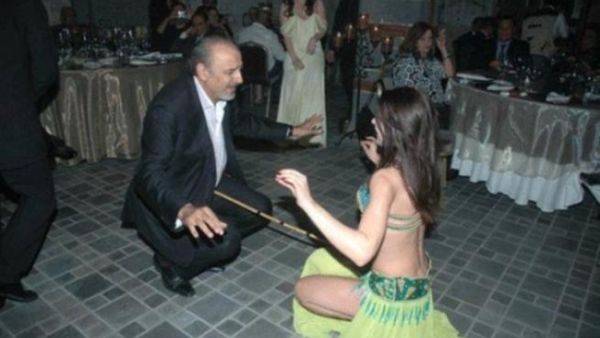 الفنان جمال سليمان مع احدى الراقصات الشعبيات