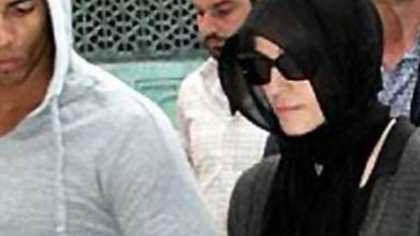 مادونا بالحجاب في أحد مساجد اسطنبول
