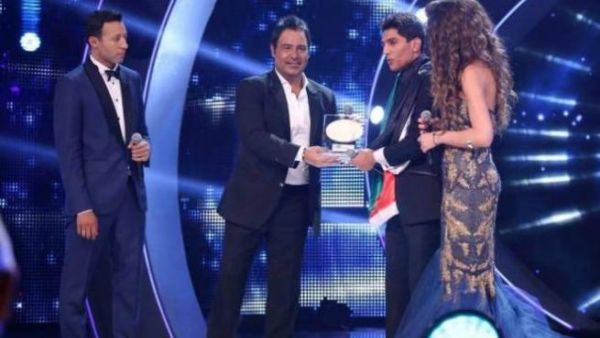 محمد عساف يتسلم درع محبوب العرب 