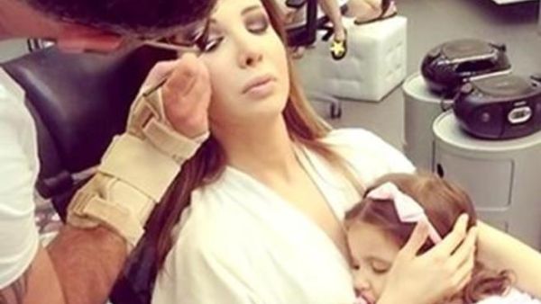الفنانة نانسي عجرم مع ابنتها ايلا في كواليس عرب ايدول 