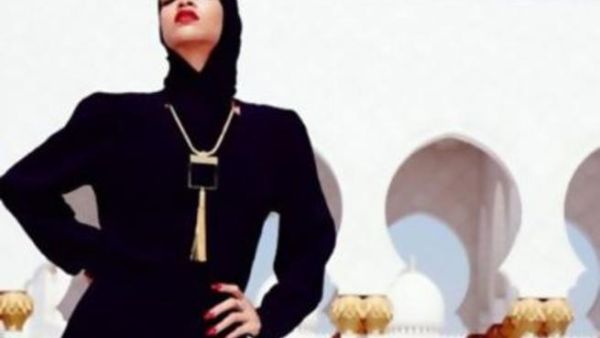 المغنية الشهيرة ريهانا بالحجاب