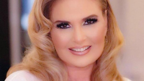 الفنانة يسرا