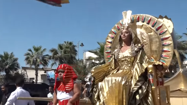 Cleopatra takes a seat. (YouTube / New China TV)
