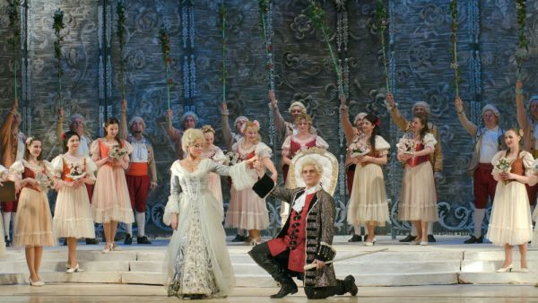 The Marriage of Figaro opera performed by members of the Dnipropetrovsk Opera and Ballet Theatre. (Igor Bulgarin / Shutterstock.com)