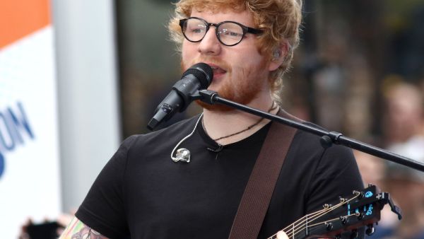 Ed Sheeran performing, sans fractured wrists. (JStone / Shutterstock.com)
