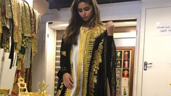 The artist’s appearance on the birthday of her mother has surprised all her fans due to the big change in look, outfit and hairstyle she adopted. (Source: halamalturk - Instagram)