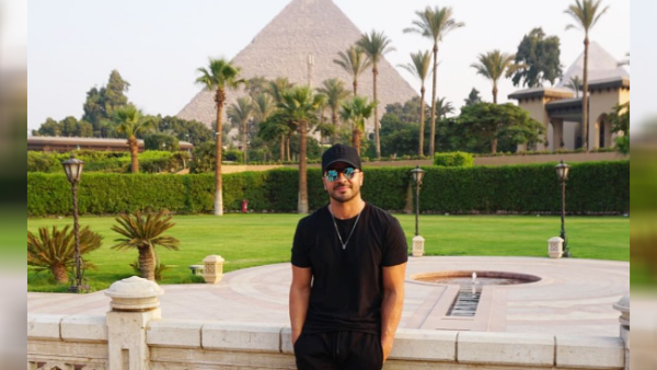 Luis Fonsi in front of the pyramids. (Instagram / luisfonsi)