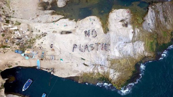 The activists stood together: "No plastic." (Twitter)