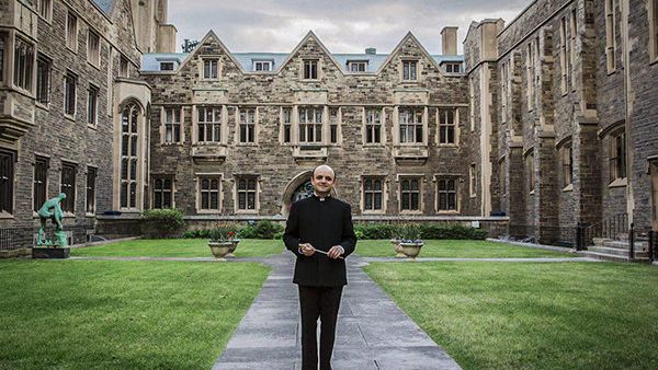 Maziar Heidari conducting. (Mehr News Agency)