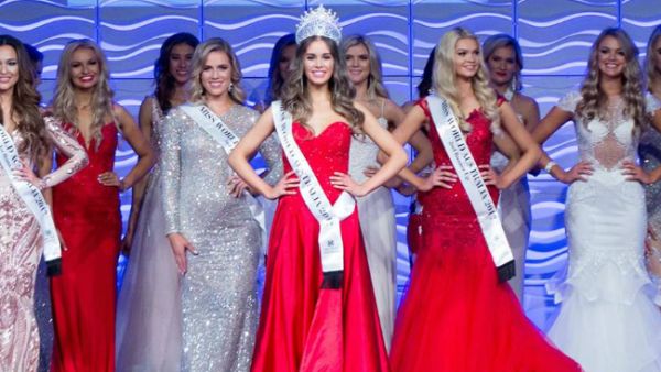 Esma Voloder crowned. (Miss World Australia)