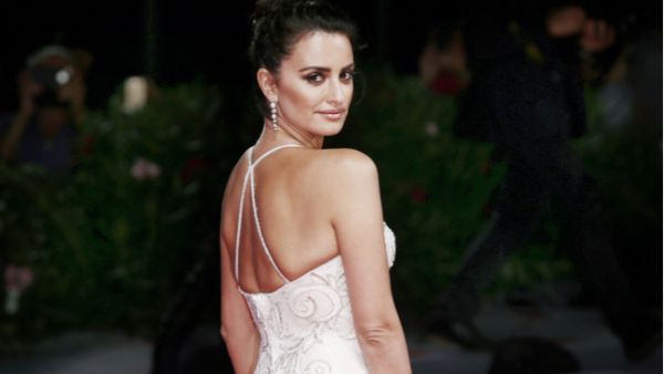 The 'Murder on the Orient Express' actress worries that kids are exposed to too much screen time without any restrictions and doesn't want her own children growing up unable to communicate with one another. (Source: Andrea Raffin - Shutterstock)