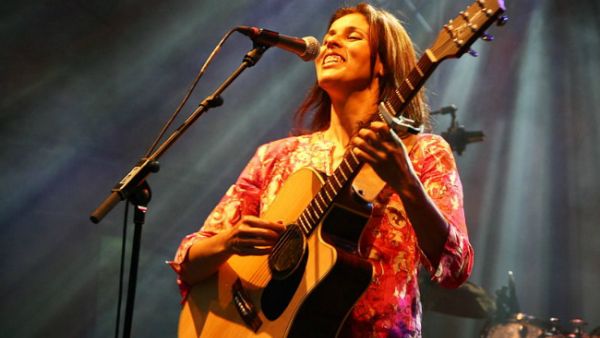 Souad Massi performing. (Schorle / Wikimedia Commons)