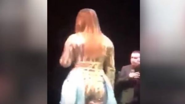 Some fans believed Daoudia’s choice of the outfit was a dud, while others made jokes about it (Source - Youtube - Akbar Bel Video ABV)