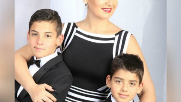 Actress Hana Shiha stands with her children. (Instagram / hanashiha)