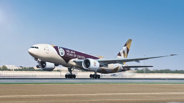 غادرت طائرة الشحن طراز بوينغ 777 التي تحمل شعار عام زايد من أبوظبي إلى ألماتي في كازاخستان في رحلتها الأولى ثم إلى حيدر أباد في الهند في رحلتها الثانية.