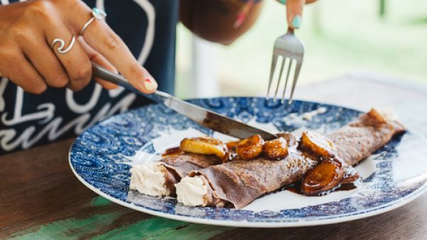 لا تملئي صحنكِ بجميع الأنواع حتى يصبح كالجبل بل اكتفي بنوعين أو ثلاثة