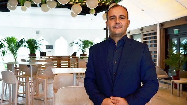 يوجين بيكوب، مدير قسم المأكولات و المشروبات