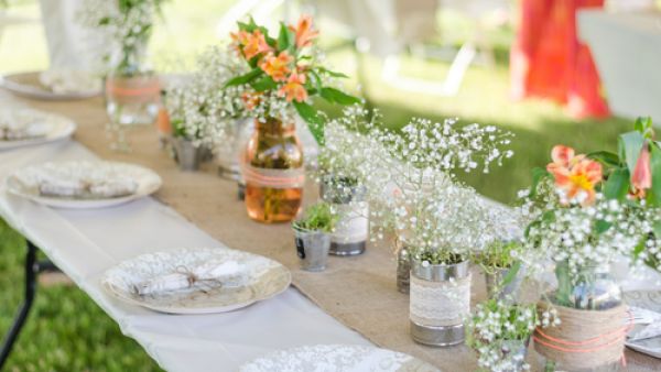 زفافكِ هذا الصيف؟ اعتمدي الزهور لتزين طاولات الحفل زفافكِ هذا الصيف؟ اعتمدي الزهور لتزين طاولات الحفل