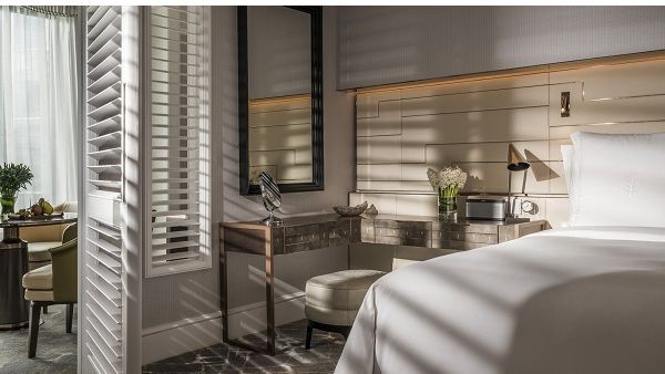 Four Seasons Hotel Singapore is located on the city’s tranquil, tree-lined Orchard Boulevard, a highly sought-after address which provides a welcoming oasis of calm in this bustling, colourful city. 