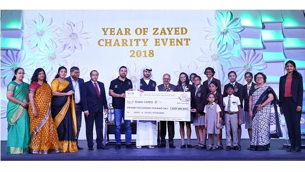 الطلاب وأولياء الأمور والهيئة التدريسية يشاركون في جمع التبرعات لصالح المؤسسة الخيرية احتفالاً بيوبيل المدرسة الذهبي.