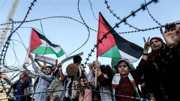 تواصل طائرات الفلسطينيين الورقية الحارقة التحليق في سماء مستوطنات غلاف غزة معلنة عن مزيد من الحرائق