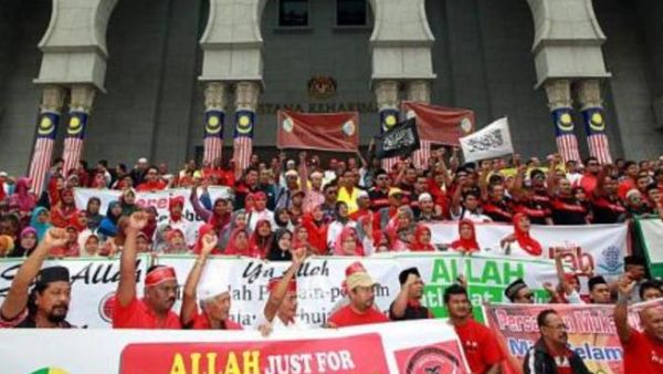 Hundreds of Muslim supporters gathering outside the Palace of Justice in Malaysia while the ban on the use of Allah was discussed. [stasiareport]