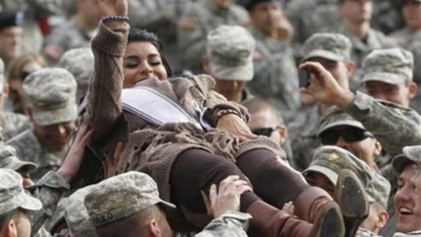 رفعوها على الاعناق